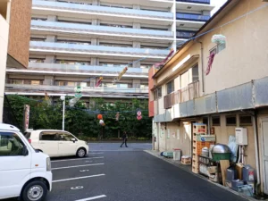 南柏感謝祭の前日準備として、明日本部が設置されるスペースに施された手作りの祭り装飾