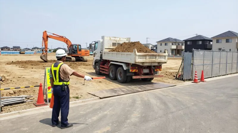 宅地造成現場における更地からのダンプカー土砂搬出入誘導